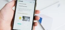 Foto de celular realizando un pago por internet