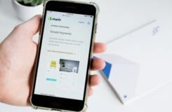 Foto de celular realizando un pago por internet