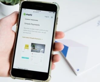 Foto de celular realizando un pago por internet