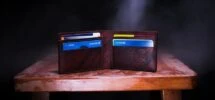 cartera común con tarjetas de crédito y debito en su interior