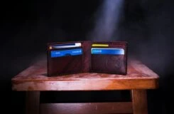 cartera común con tarjetas de crédito y debito en su interior
