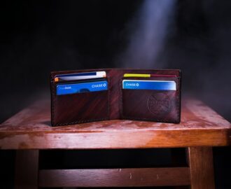 cartera común con tarjetas de crédito y debito en su interior